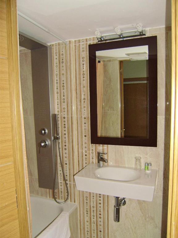 Hostal Miguel Angel Madrid Extérieur photo