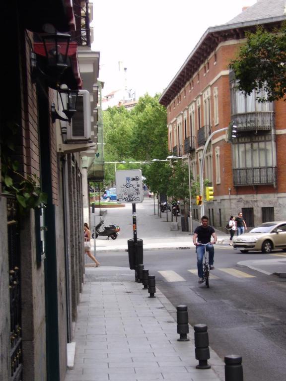 Hostal Miguel Angel Madrid Extérieur photo
