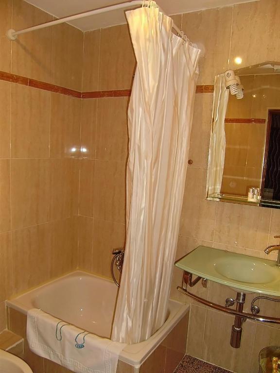Hostal Miguel Angel Madrid Chambre photo